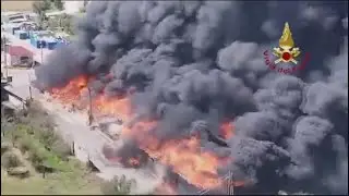 ALLARME NUBE TOSSICA NEL REGGINO PER INCENDIO DEPOSITO RIFIUTI DI PALMI