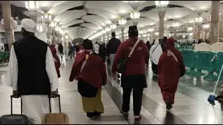 menanti kan adzan tahajud dMesjid Madinah