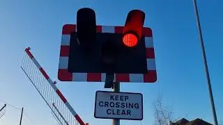 Pontefract Monkhill (Prince of Wales) Level Crossing (West Yorkshire) (8:25am)