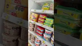 De compras haciendo la despensa para la semana 