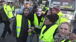 Gilets Jaunes de FONTAINEBLEAU - MELUN défilent en ville 22/12/2018