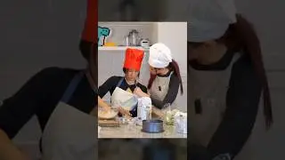 Иннес и Клара немного прикасаются друг к другу