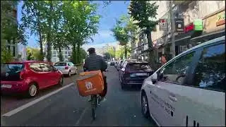 Viele Autofahrer Parken auf Radweg und Busspur