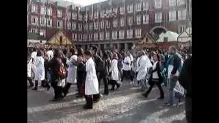 Antorcha olimpico- sanitaria en la plaza mayor de madrid