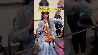 A girl played the violin like an erhu for 