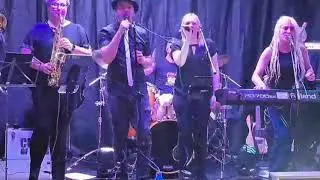 First gig with chain of fools