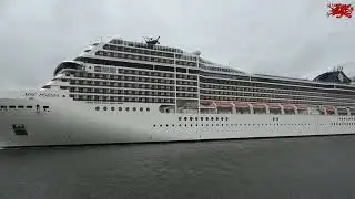 06.07.2025 Warnem&uuml;nde: Das Kreuzfahrtschiff  MSC Poesia um 7:40 Uhr beim Einlaufen am Molenfeuer.
