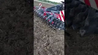 Ploegloos impressie zaaibedbereiding met VoMuMaTra frontschijfcombinatie.