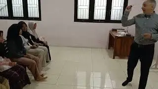 Aku mendampingi Guru Bule mengajar part 6.