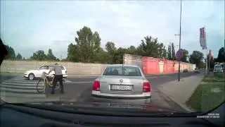 Jazda rowerem po przejściu dla pieszych.
