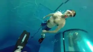 Y-40 Deep Joy Tuffo in apnea di riscaldamento.