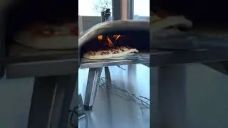 Pizza draaien met ronde pizzaschep - turining a pizza with a round pizza peel