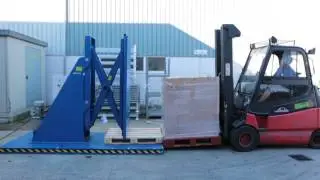 Stationary Pallet Changer - Transferring goods from pallet