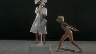Sia Accidentally Reveals Her Face During Performance 2016