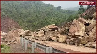 Massive landslide near Dewal Bridge on Jammu-Srinagar NH, blocking the upper tube towards Kashmir