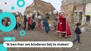 Kerstvrouw bezorgt cadeautjes in verwoeste stad