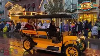 Mickey&rsquo;s Holiday Cavalcade - Rainy Day at Disneyland!