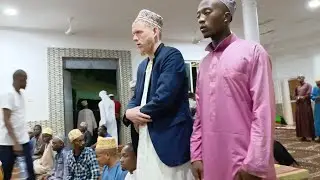 MJUE MZUNGU ALIYETOKA UK NA KUSILIMU  AKIWA NA MIAKA 17 NI KIPOFU QURAN YOTE KAHIFADHI.HEDARU HADHAR