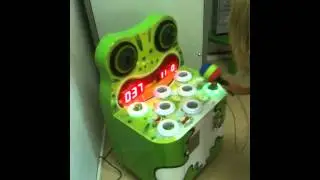Hammerspiel Frosch klein in Aktion