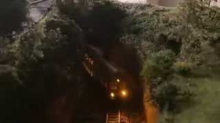 TT Modellbahn: BR 118 RegionalExpress mit Senftopf Dostos f&auml;hrt aus dem Tunnel