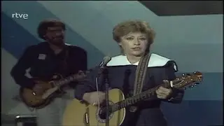 MARI TRINI EN FANT&Aacute;STICO 80 (ACTUACI&Oacute;N)