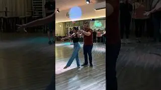 Реджи и Мелитца демонстрируют эту прекрасную комбинацию сальсы продвинутого уровня. Надеемся, вам...