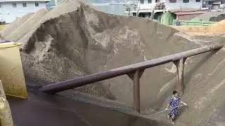 Barge unloads 4000 tons of river sand !  Smooth moving conveyor is amazing