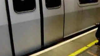 地鐵乘客墮軌