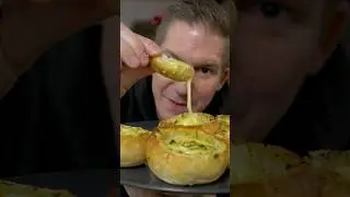 Ofenk&auml;se im Br&ouml;tchen 🧀 Rezept in den Kommentaren👇 #shorts #k&auml;sebrot #knoblauchbrot