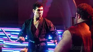 Bruce Leroy e seus alunos VS A galeria desonesta | O &Uacute;ltimo Drag&atilde;o | Clipe