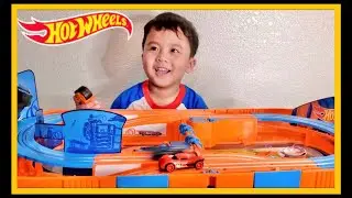 Aeden and Jenna Hot Wheels Carrying Case Slot Track Set #hotwheels  #aedensadventure