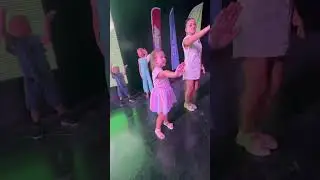 Distractie pe scena, dans, coregrafie 😂💖🫣 din nou dans. Super concediu #shorts #fun #happy