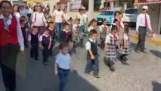Desfile de la Batalla de Puebla en Teziutlán, con la participación de más de 40 escuelas