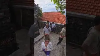 Monkey snatches tourist&rsquo;s sunglasses in Bali, Indonesia