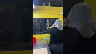 275 TON 14.6 OZ MILACRON MODEL ROBOSHOT S2000I-275B ELECTRIC INJECTION MOLDING MACHINE MFG 2015