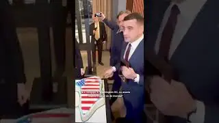 George Simion taie un tort &icirc;n formă de Groenlanda, decorat cu steagul american