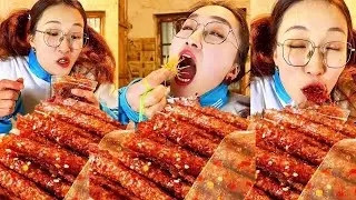 還記得童年的小賣舖嗎？唐僧肉棒棒糖咬下去又酸又辣，泡麵酥香乾脆超過癮#小賣鋪老闆娘#搞笑劇情#童年小賣部#童年回憶#懷舊零食