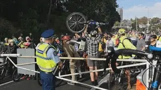 Cyclists bring traffic to a crawl on Auckland&rsquo;s Harbour Bridge
