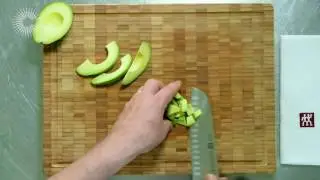 Как нарезать авокадо кубиками