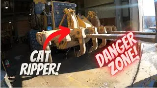 Removing the ripper on a CATERPILLAR motorgrader, NOT FUN!!