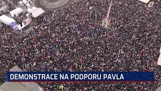 Lev se probudil, Staromák se rozsvítil. Desítky tisíc lidí na demonstraci zpívaly českou hymnu