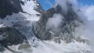 Vue A&eacute;rienne &eacute;poustouflante Des Montagnes Alpines Enneig&eacute;es