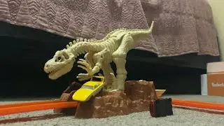 Hot Wheels Trick Tracks - Jurassic Starter Set