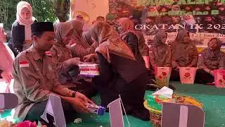 Momen peusijuk guru oleh wali murid||pentas seni dan pelepasan angkatan 9 