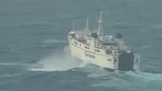 Il TRAGHETTO PER CAPRI in balia delle onde a causa del forte vento nel GOLFO DI NAPOLI