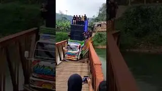 truk sound horeg terguling ke sungai