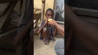 Esse homem ajuda crian&ccedil;as com fome na &Aacute;frica👏❤️