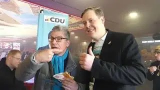 Bernhard Schodrowski unterst&uuml;tzt Lasse Hansen bei seiner CDU Wahl Mampf Burger Aktion in Berlin