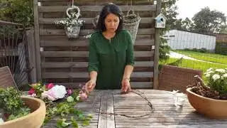 Guirlanda de cipó com flores