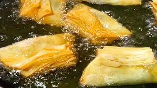 blue somsa on a wonderful sheet/ Varaqa somsa